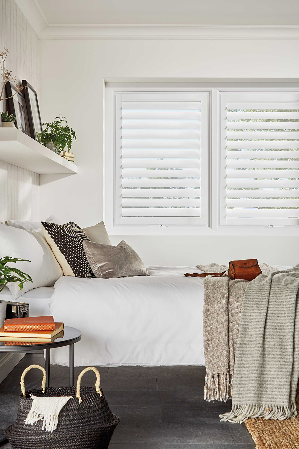LL_2023_Perfect_Fit_Shutters_Lite_Cotton_White_Bed3_Web